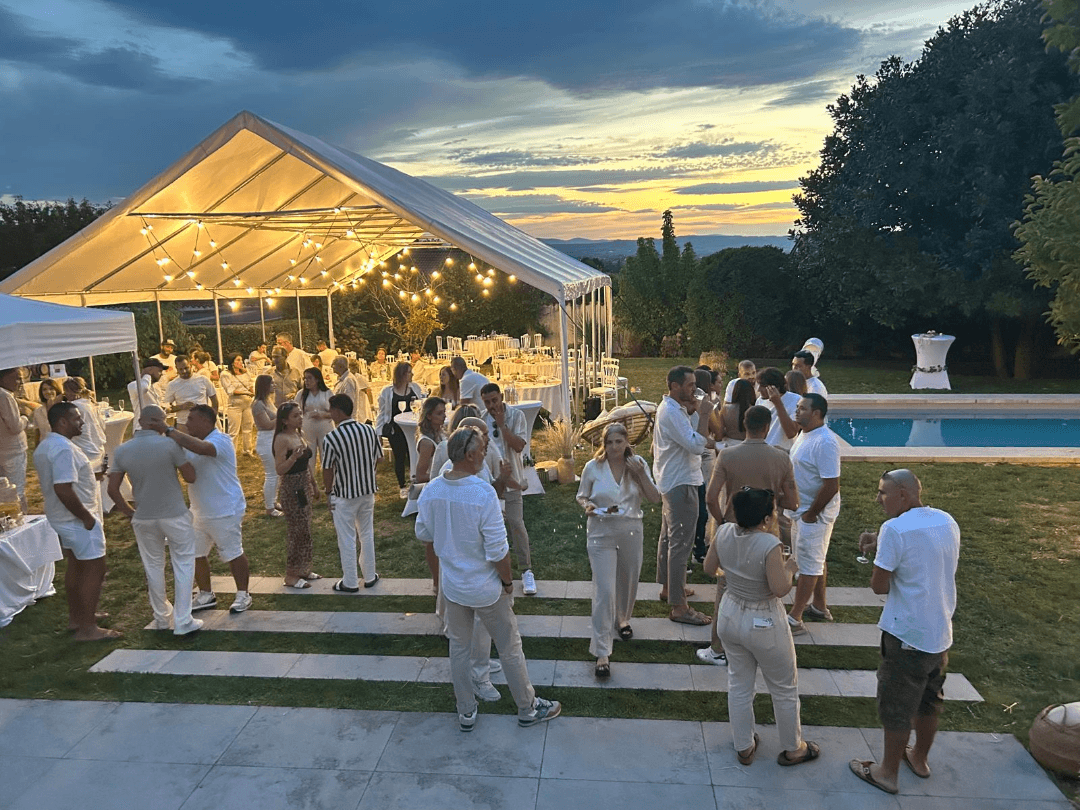 PHOTO-2025-09-23-15-38-08 2 (2) Photo Mariage avec chapiteau, tonnelles et mange debouts